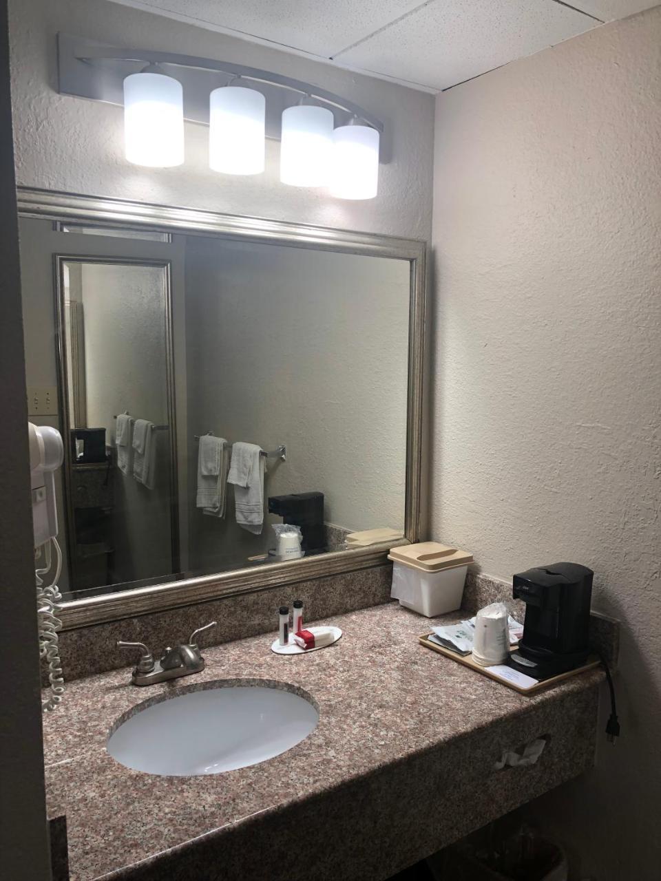 Quality Inn Dalton Extérieur photo